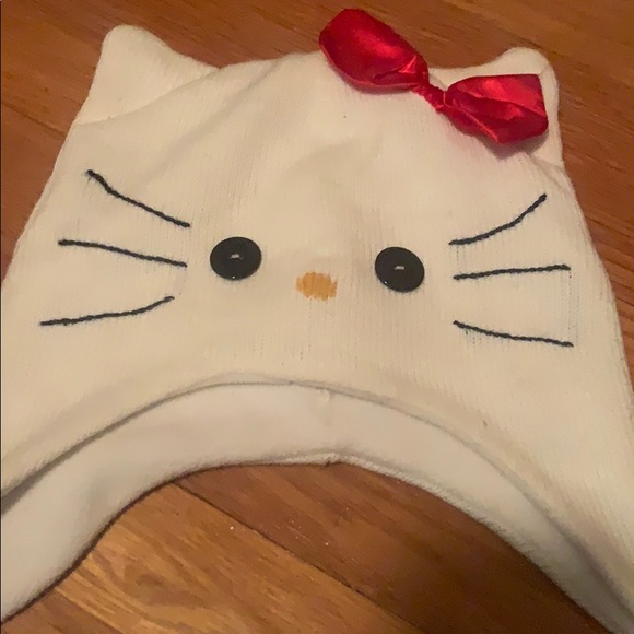 Hello Kitty Winter Hat - Picture 2 of 2